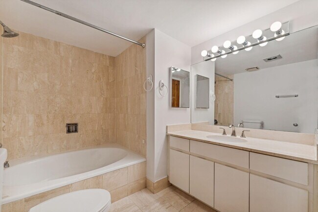 Building Photo - 2025 Brickell Ave