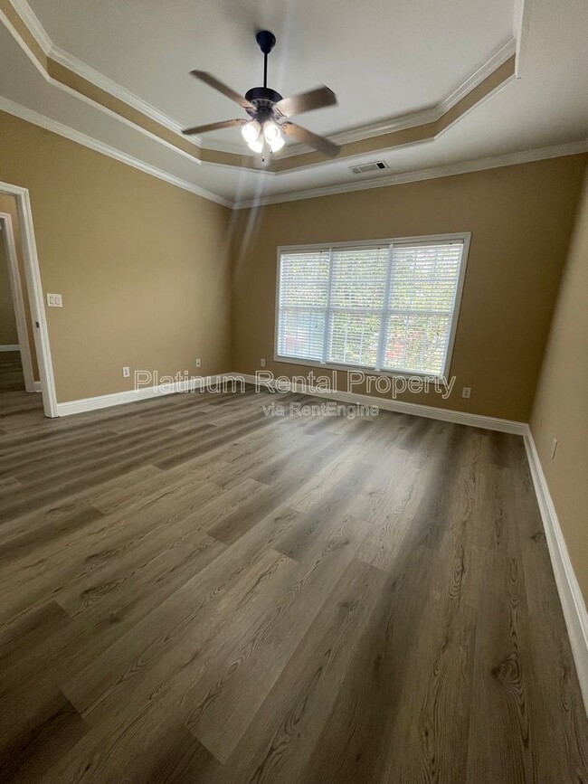Building Photo - 546 Town Square Way