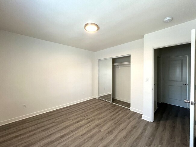 Building Photo - 1629 Kendall Dr