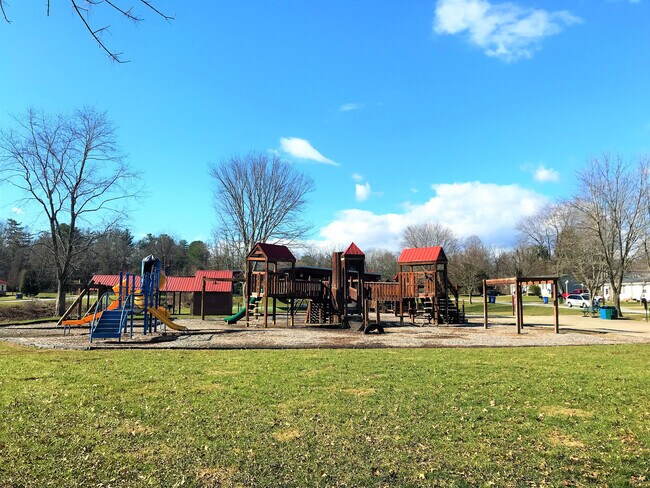 Building Photo - 1226 Martin Cir