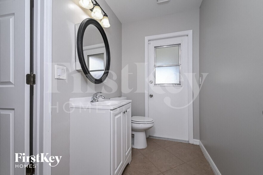 Building Photo - 15 SE 12th Ave