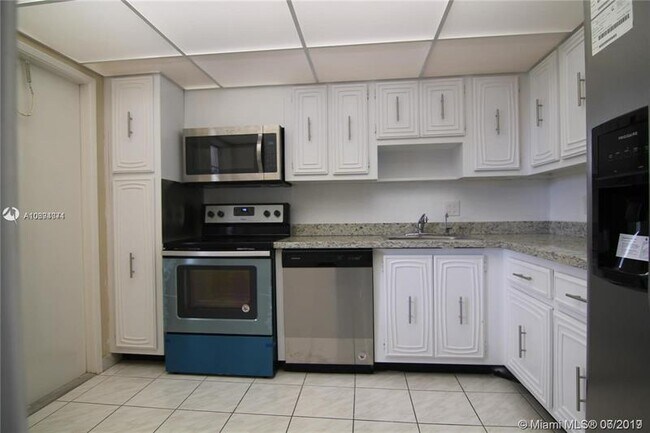 Building Photo - 2651 S Palm Aire Dr