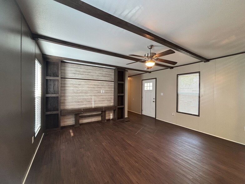 Building Photo - 106 E Semands St