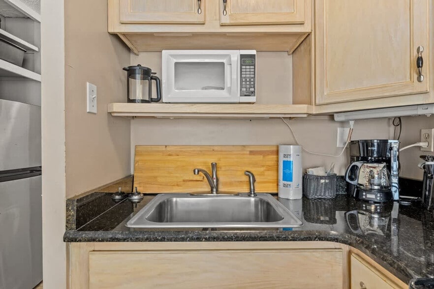 Building Photo - 8817 S Thomas Dr