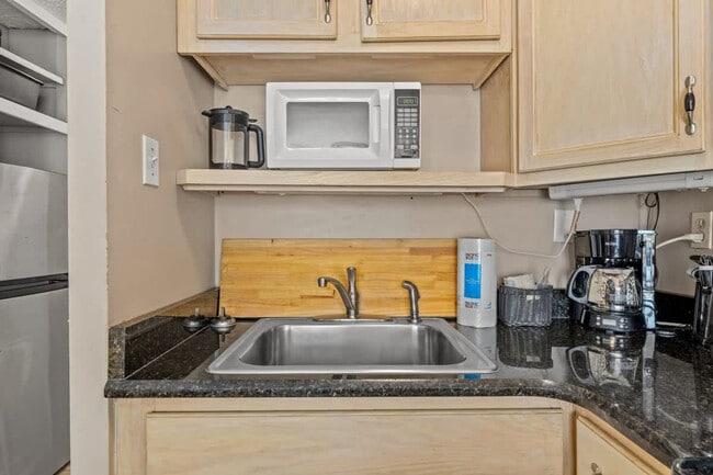 Building Photo - 8817 S Thomas Dr