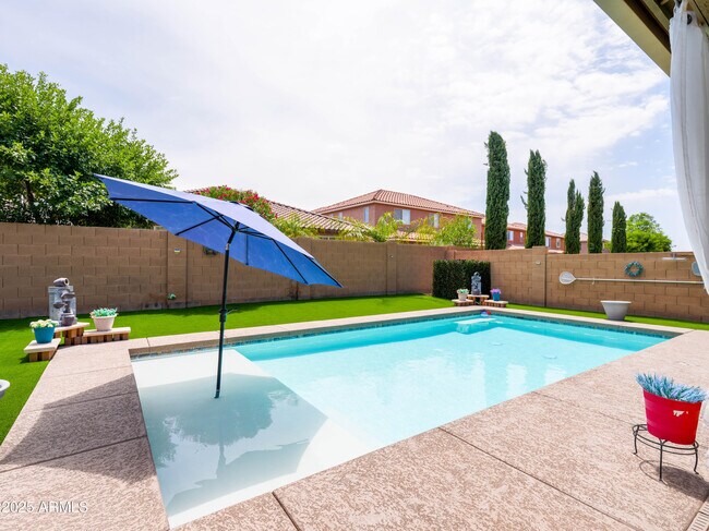 Building Photo - 761 W Desert Hollow Dr