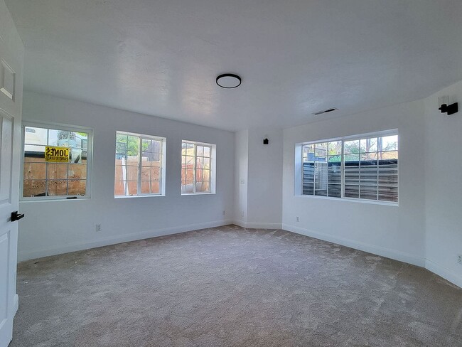 Building Photo - *utilities included* 3 bed 3 bath apartmen...