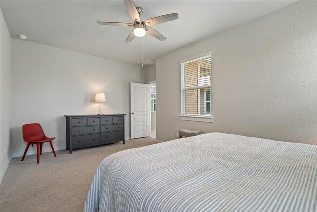Building Photo - 330 Hortus Dr
