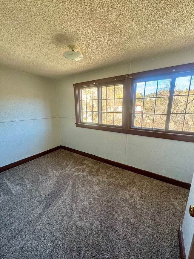 Building Photo - Cave Ave