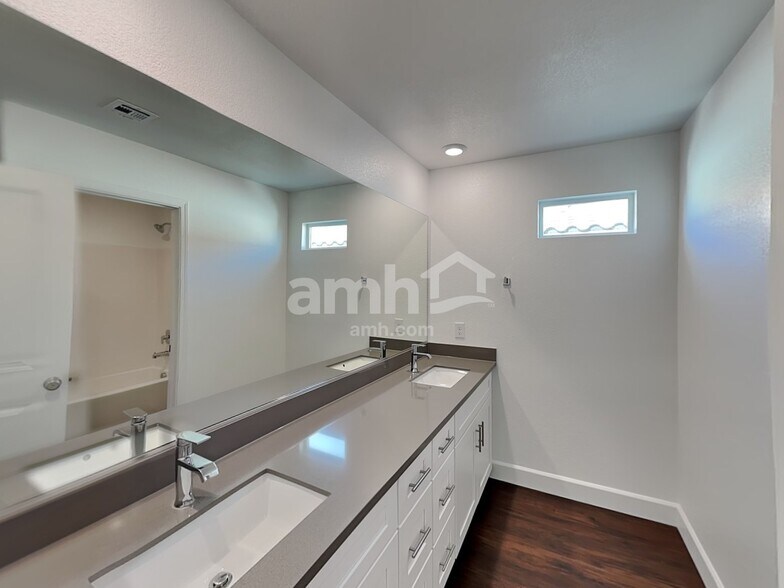 Building Photo - 126 Charmante Tulip Lane