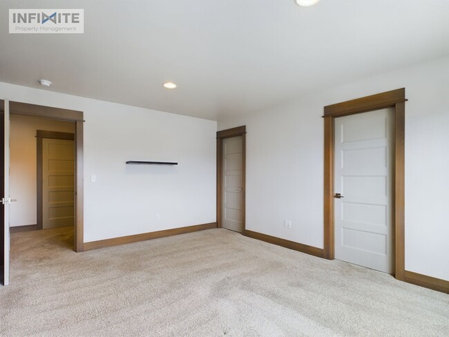 Building Photo - 3 Bedroom with Fenced Yard