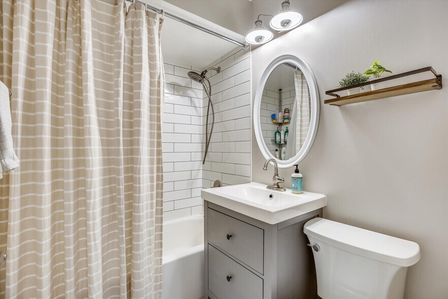 Hallway bath - 13810 Parkland Dr