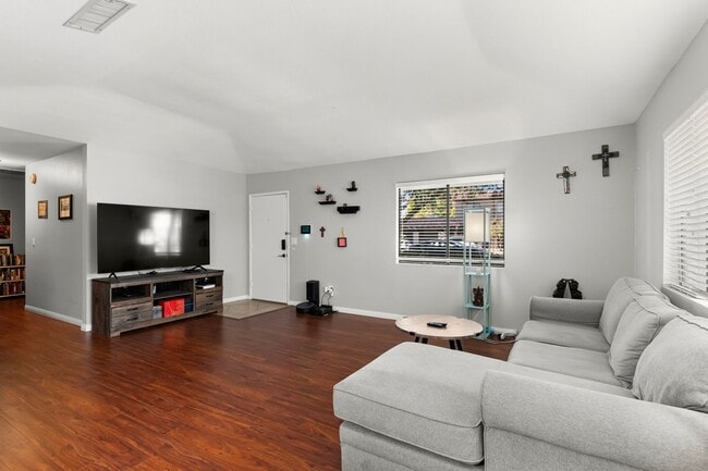 Building Photo - Single Story 3 Bedroom Home with 2 Patios and Community Amenities In Henderson