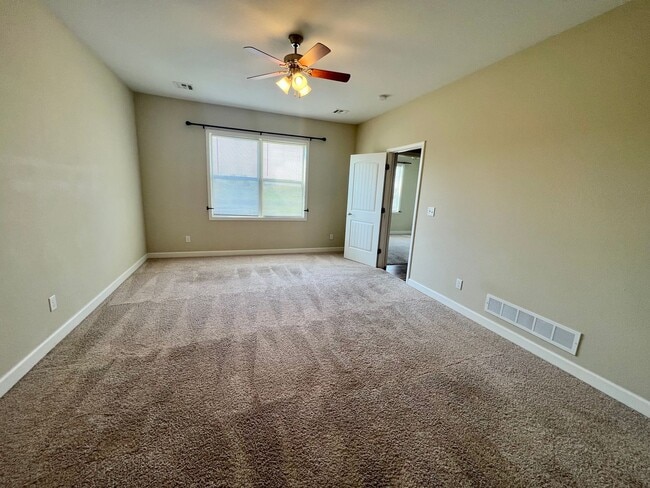 Building Photo - 3 Bed Townhome in Excellent West Side Location!