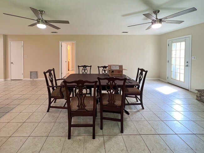 Building Photo - 4BR/3BA with Detached Garage Conversion Available Mid August! *Application Approved*