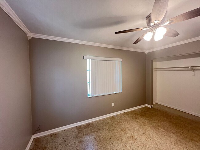 Building Photo - Charming Deltona Lakes Home!