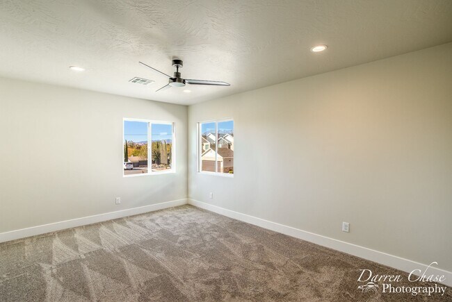 Building Photo - 4 bedroom, 2.5 bathroom townhome in Hurricane!