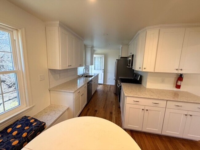 Building Photo - House on Centre Lane!