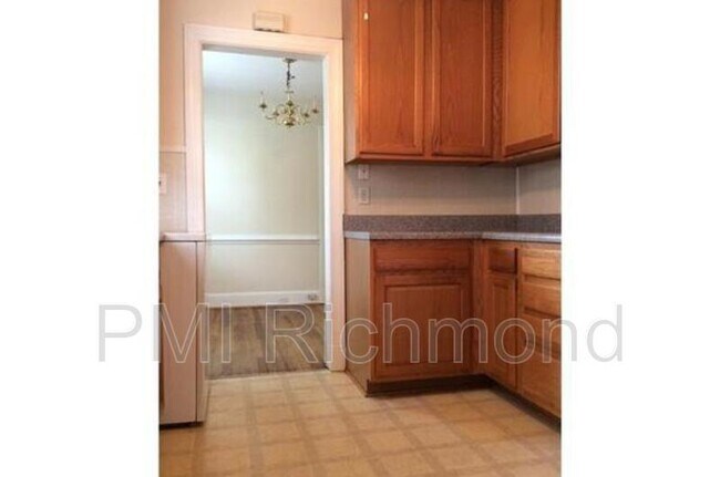 Building Photo - 2705 Dellrose Ave
