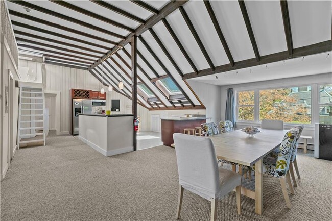 Building Photo - 167 Coggeshall Ave