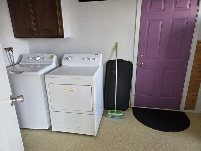 Building Photo - 921 Pasque Dr