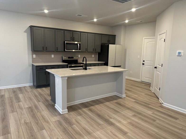 Building Photo - 4817 Raspberry Knoll Dr