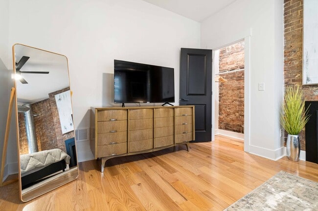 Building Photo - 6 Bed 4 bath Fully Furnished Oakland