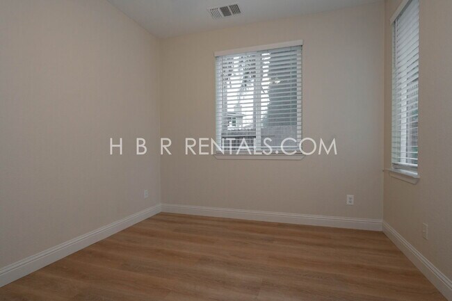 Building Photo - MANTECA RENTAL 4 BEDROOM OUTDOOR PIZZA OVEN in beautiful rear yard