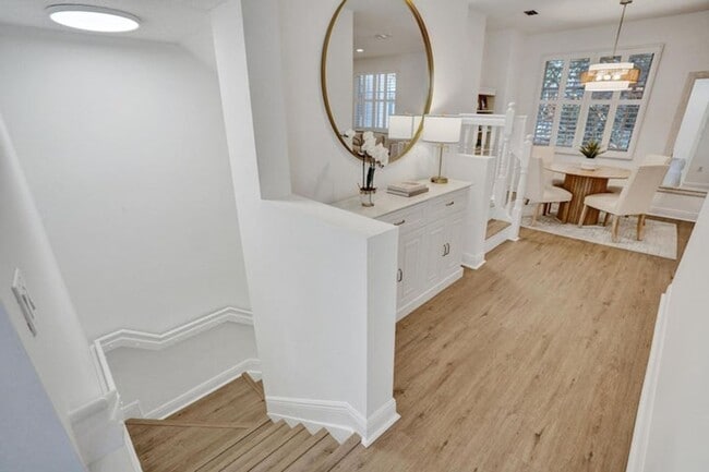 Building Photo - 642 NW 38th Cir