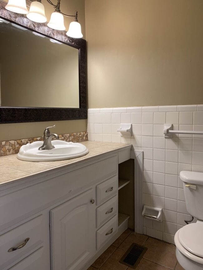 Building Photo - 2224 Bower Dr
