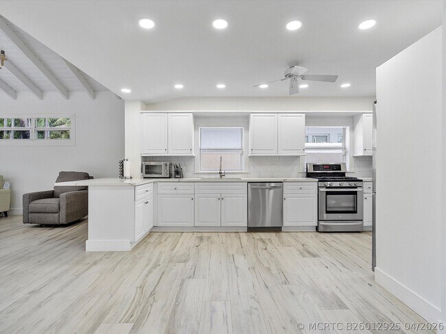Building Photo - 411 Poinciana Dr