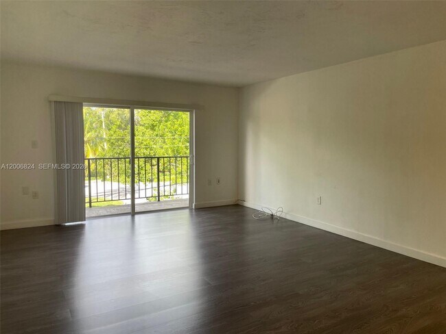 Building Photo - 2600 NE 135th St