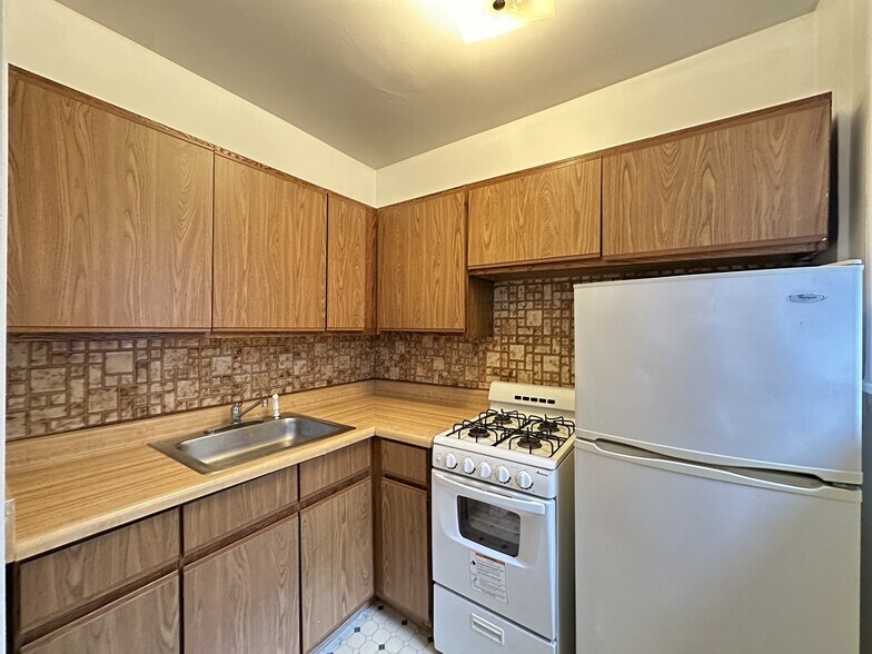 Building Photo - 744 W Belmont Ave