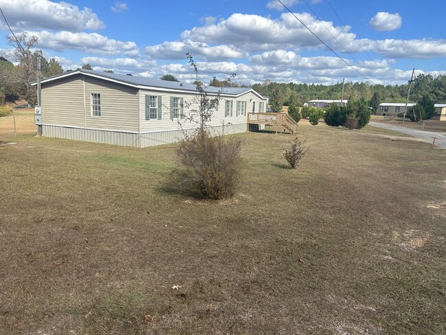 Building Photo - Large Newly Remodeled Home