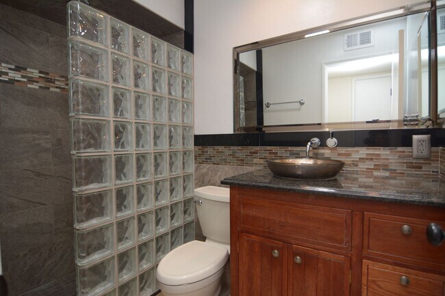 Building Photo - Well Maintained 3 Bedroom 2 Bath Home! Located in a Desirable North Tucson Location! Short Term R...