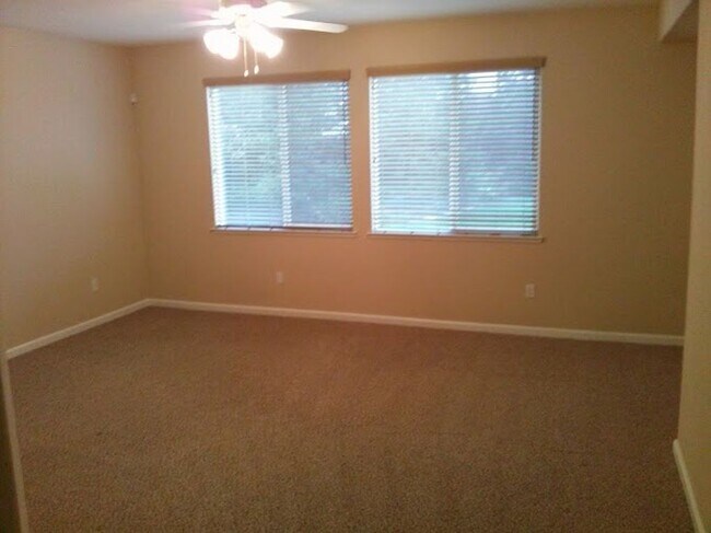 Building Photo - Discover Your Dream Home in Elk Grove!