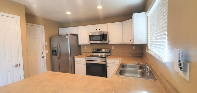 Building Photo - Beautiful 3 bedroom home for rent!