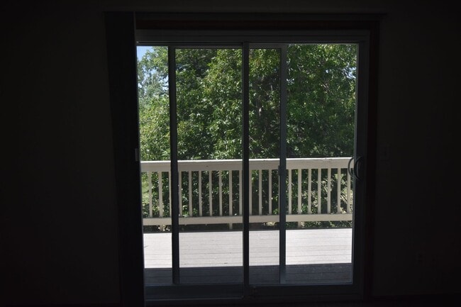 Building Photo - GREAT 3 BEDROOM/2 BATHROOM TOWNHOME WITH NEW PAINT & FLOORING. AVAILABLE 5/23.