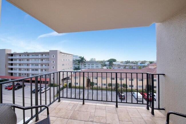 Building Photo - 2881 NE 33rd Ct