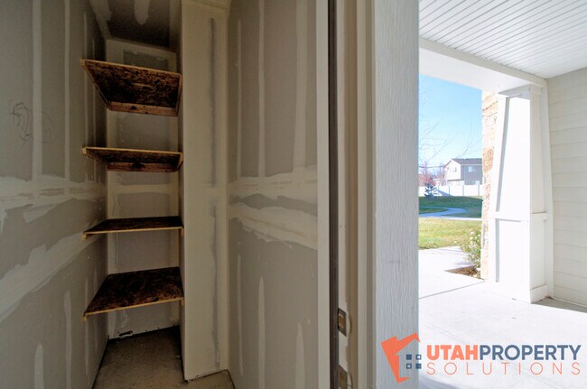 Building Photo - 1807 N Crest Rd