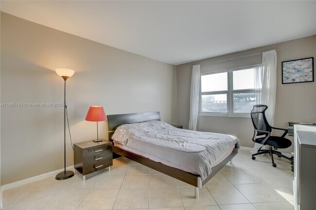 Building Photo - 200 S Birch Rd