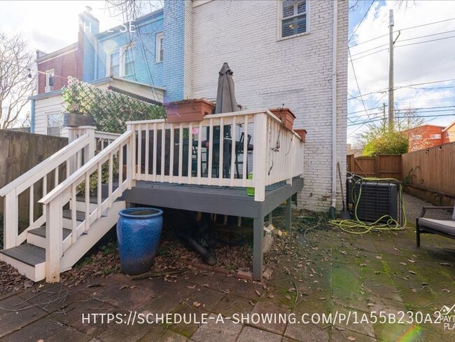 Building Photo - Renovated Apartment with Backyard Space