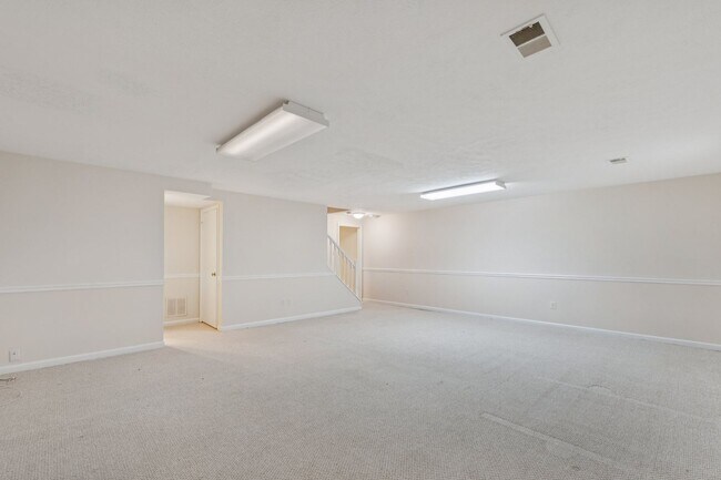 Building Photo - Spacious, Renovated Townhome Near Vienna M...
