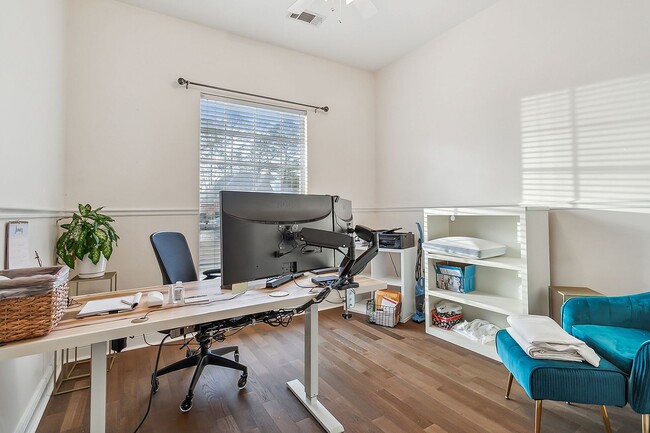 Building Photo - Gorgeous 3 Bed/ 2 Bath Single- Family Home