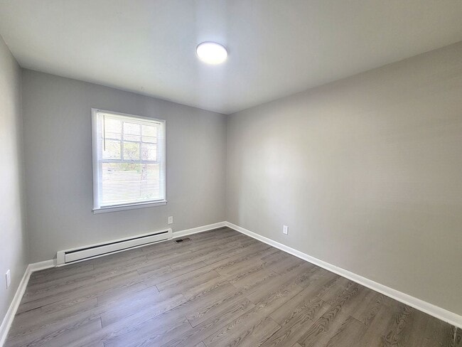 Building Photo - 3 Bedroom Brick Ranch in East Charlotte For Rent!