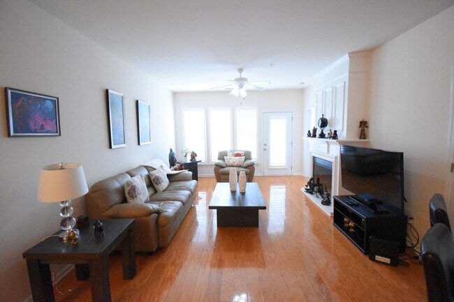 Building Photo - Beautiful 3BR 2BA Condo • Granite Kitchen • Balcony & Pool • Furnished 4th-Floor End Unit Condo i...