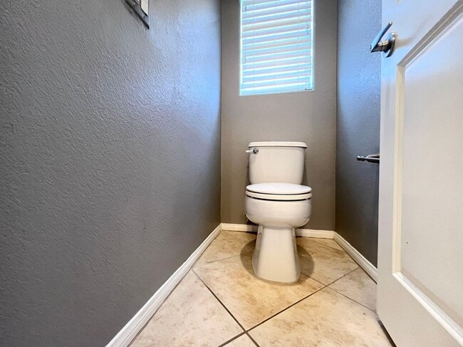 Building Photo - Beautiful 2 story single family house