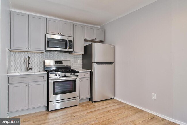 Building Photo - 217 Parkinson Ave