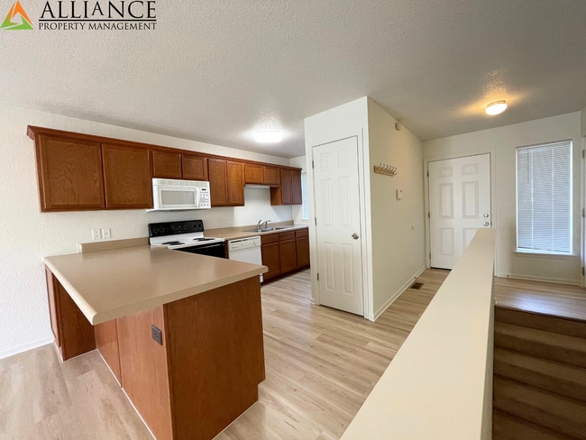 Building Photo - West Side Townhome!