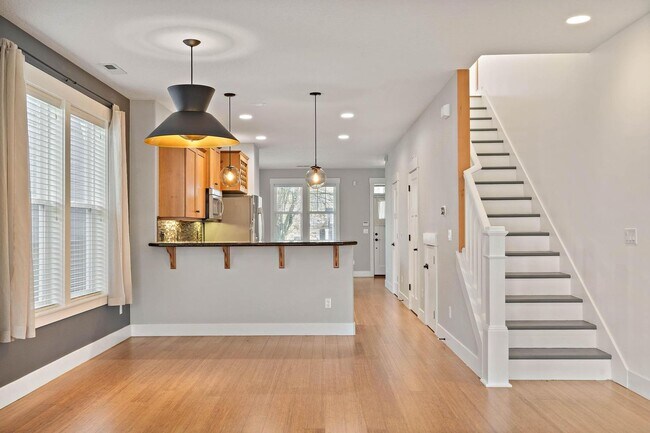 Building Photo - Beautiful 3-bdrm/2.5-bath contemporary craft home w/ lots of character. A/C, fireplace, fenced ba...